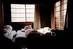 Ruhiges Schlafzimmer mit indirektem Licht