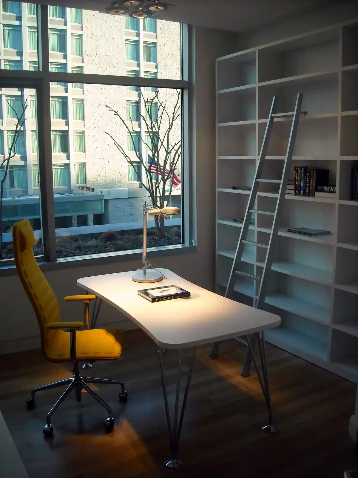 Heller Schreibtisch mit Stuhl